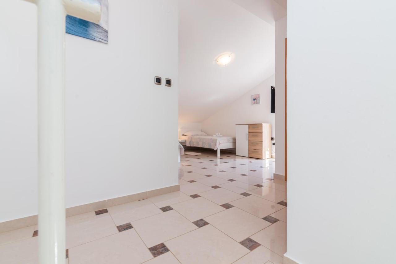 Beautiful Apartment Lovorka 6 , Baska, Krk Exterior photo