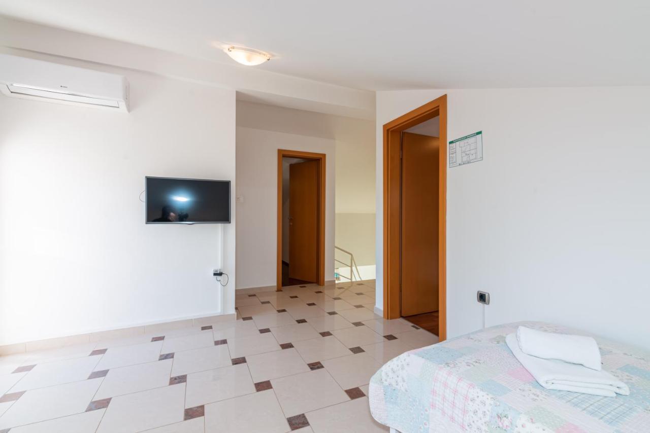 Beautiful Apartment Lovorka 6 , Baska, Krk Exterior photo